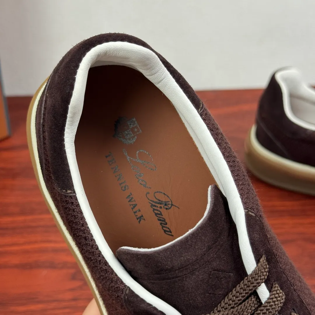 Batch 740 Loro Piana Tennis Walk men's moral training sneakers! These new textured leather tennis shoes feature an ultra-low-top design for year-round wear and are water-resistant. The wrapped sole creates an effortlessly attractive color combination that harmoniously blends functionality with understated style. The ideal footwear option for urban dressing. The heel is decorated with a soft calfskin tongue with Kummel color inserts and an embossed LP logo. Cotton shoelaces. Material: Upper: Gray woven stitching with cowhide accents! Sole: Rubber lining: Cow leather original rubber sole, excellent foot comfort, complete package! Size: 39-40-41-42-43-44 leather shoe size (can be customized to 38.4546) Item number: FAM1316 coffee color
